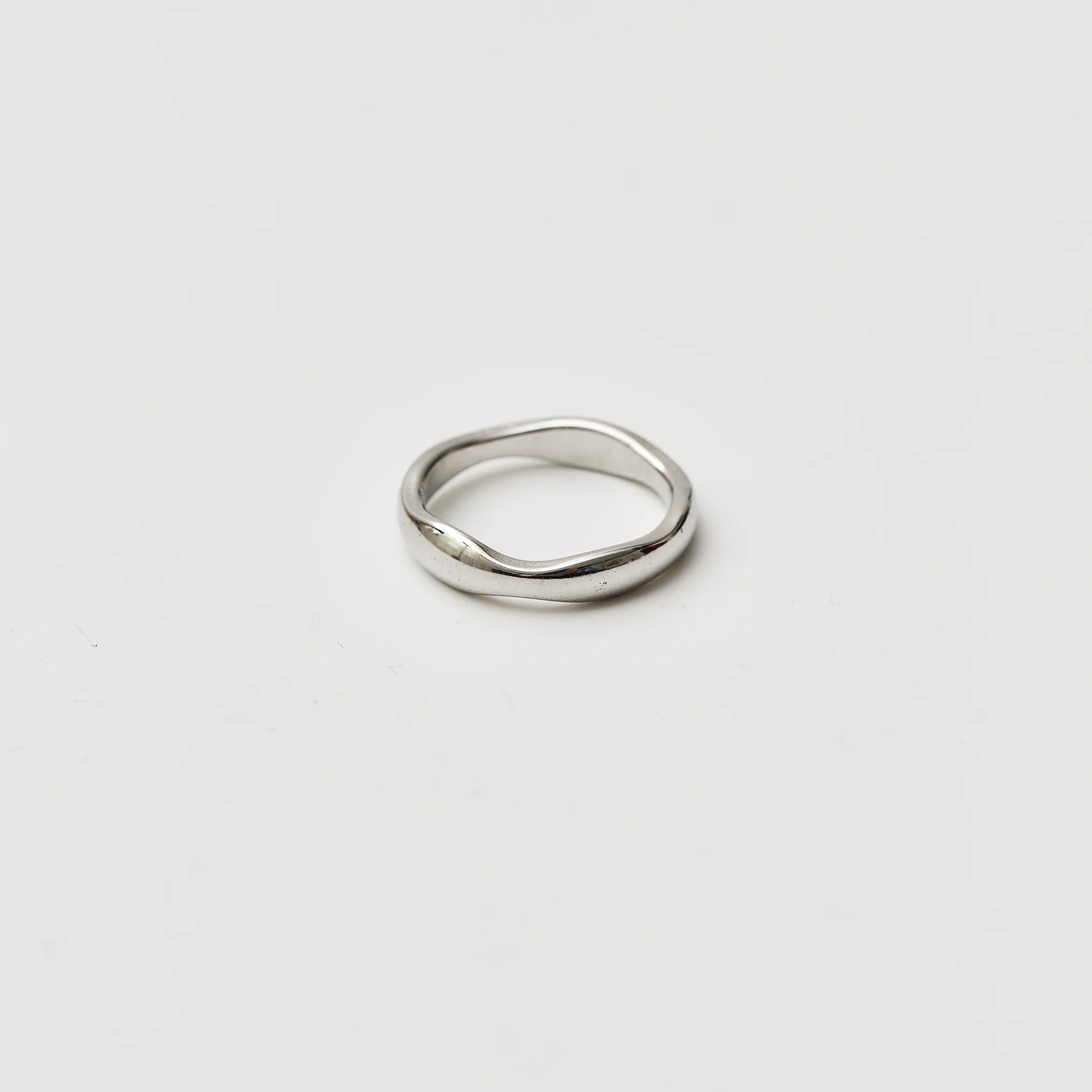 컬러 옵션을 보여주는 주얼리 이미지 — 첫 번째 컬러